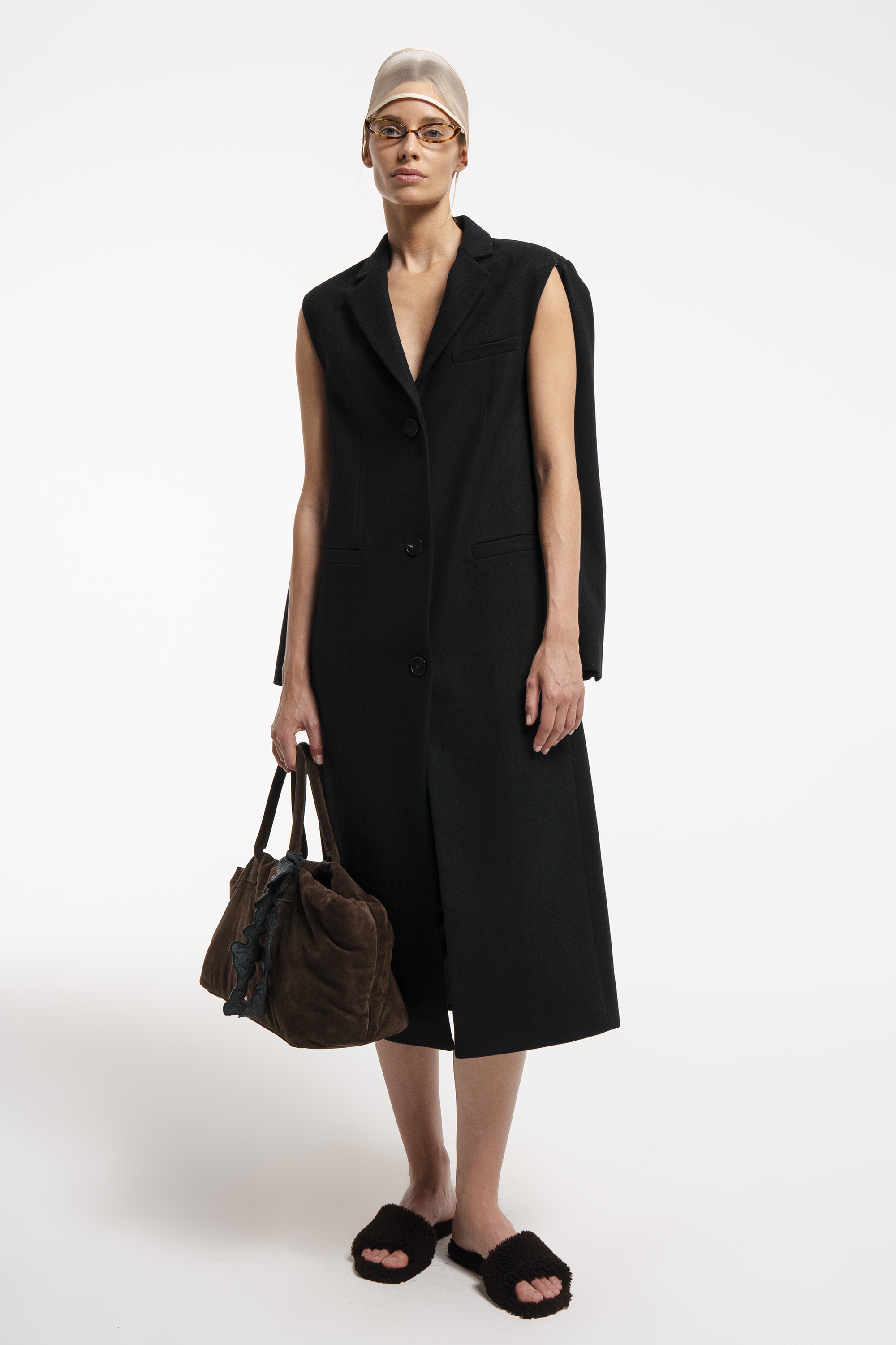 Coat with slits on the sleeves