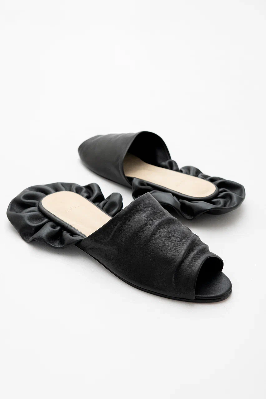 Mules with a flounce